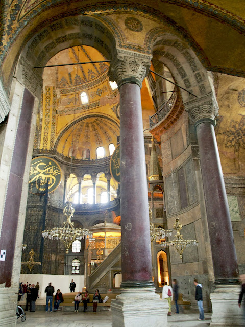 Santa Sofía, columnas de pórfido rojo por El Guisante Verde Project