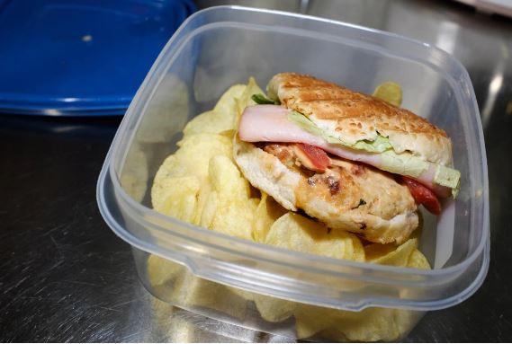 Ελέγξτε τα τάπερ που έχετε στο σπίτι - Ποια πρέπει να πετάξετε!