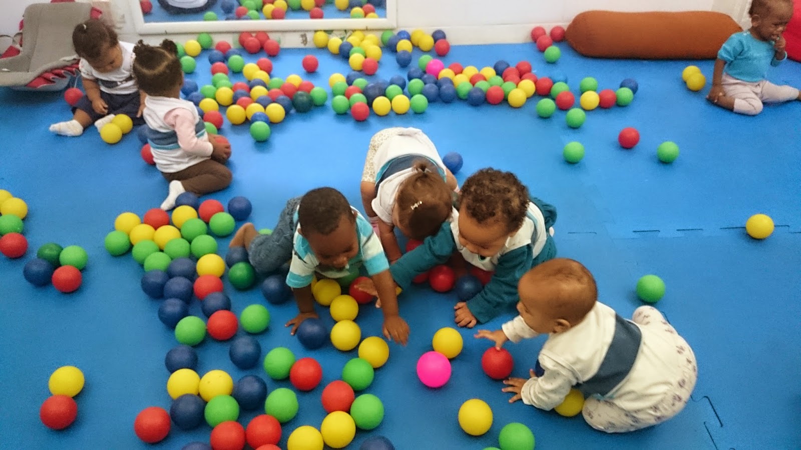 CRECHE MUNICIPAL PIPA NO CÉU: Brincando com Bolas Coloridas
