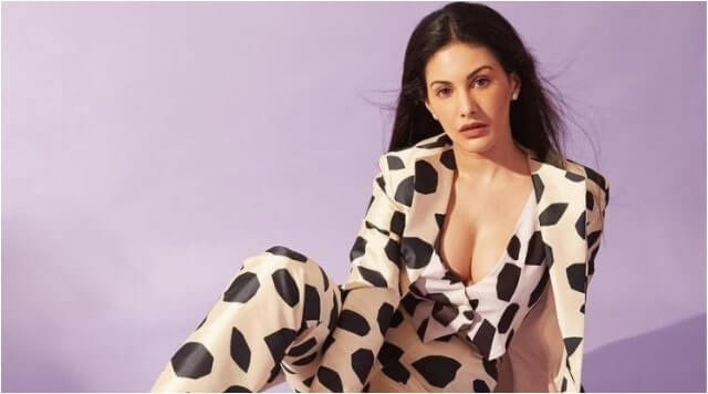 Amyra Dastur Pulls Off The Enchanting Outfit.