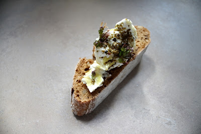 Marinierter Ziegenkäse mit vielen frischen Kräutern aus dem Garten in kleinem Weck-Glas| Arthurs Tochter kocht. Der Blog für Food, Wine, Travel & Love