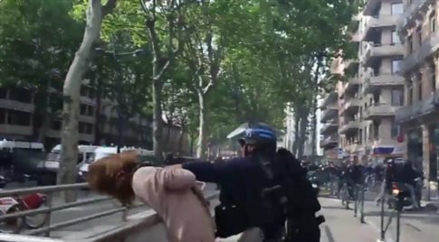 Οι μπάτσοι δείχνουνκαυτά μαύρο λεσβία babes