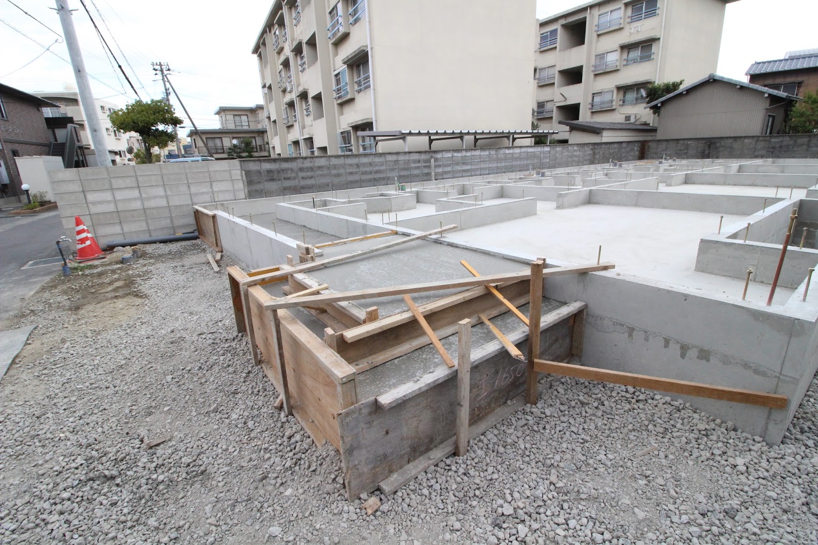 PIT HOUSE 建築プロセス ローカ・階段・玄関踏込、土間コンクリート打設。
