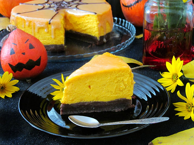 Тыквенный чизкейк на основе из брауни и карамельной помадкой