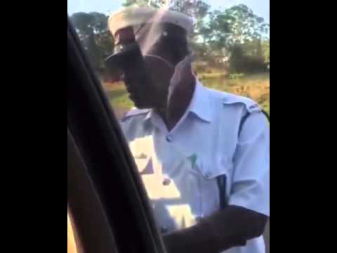 Askari Polisi Ajidhalilisha, Apokea Rushwa Mbele ya Camera Zanzibar