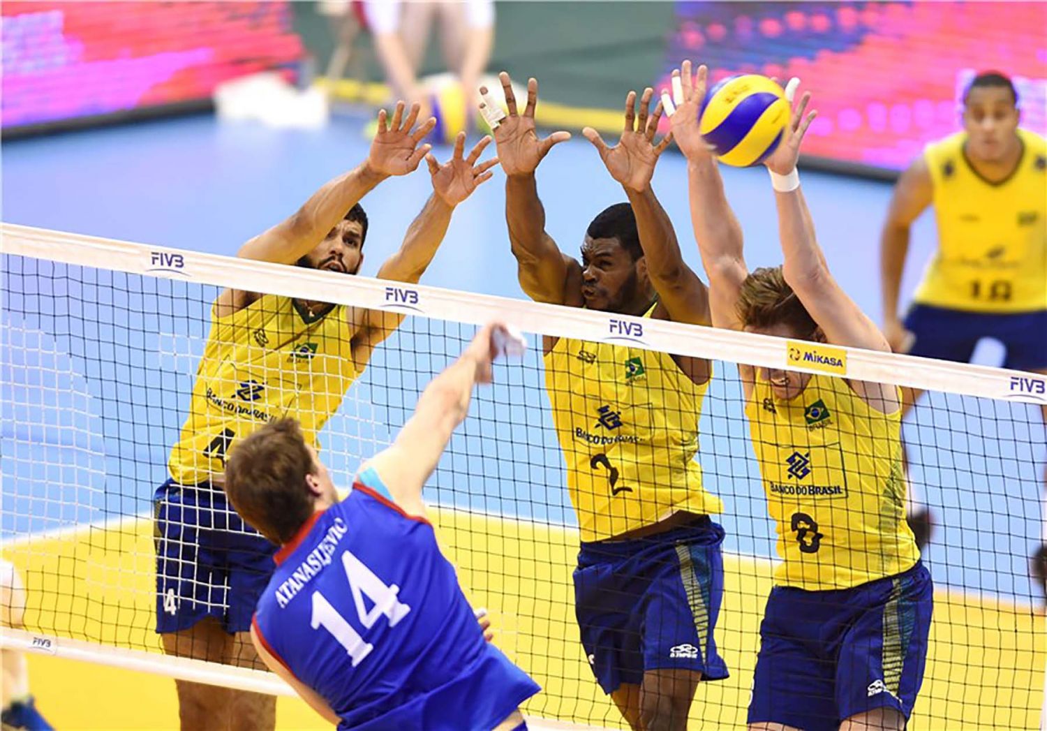 Brasil E Servia Volei Brasil bate a Sérvia e mantém invencibilidade
