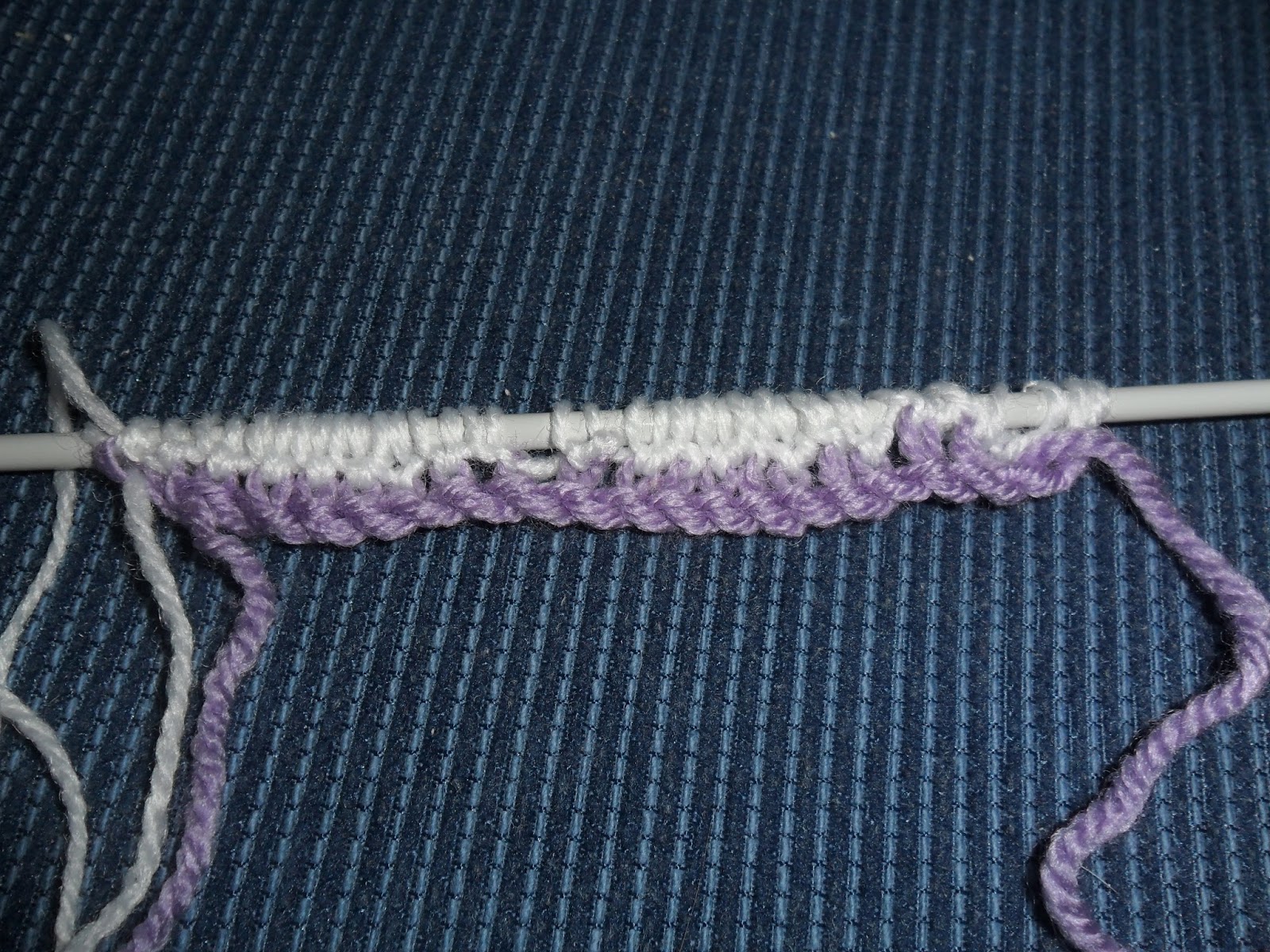 Закрыть петли полой резинки иглой