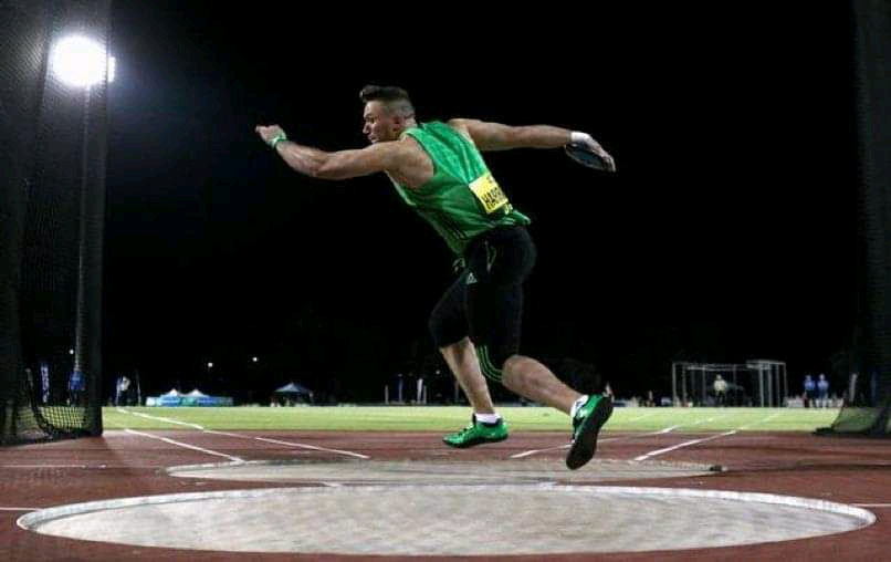 барьерный бег в легкой атлетике. стадион для легкой атлетики. спортивные соревнования. мировой тур легкая атлетика в закрытых помещениях. спортсмены легкой атлетики россии.