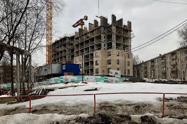 Азовская улица, дворы, строящийся жилой дом по программе реновации