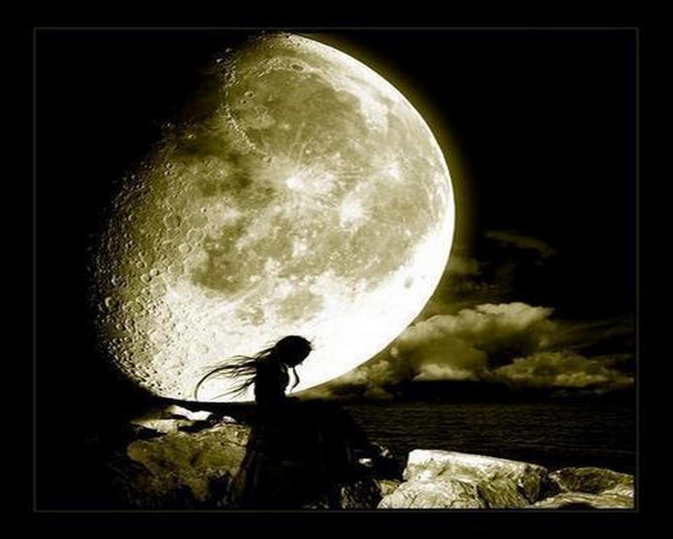 Есть одинокая луна. Луна одиночество. Лунное одиночество. Луна грусть. Поэт под луной.
