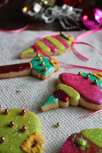 Cookie ornaments, Christmas cookies, Cookies, DIY ornaments, Disco dust, Christmas cookie decorating tutorials, Christmas cookies recipes, DIY Christmas ornaments, DIY Christmas gifts