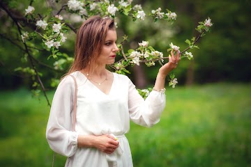 Biała sukienka i wiosenna sesja w sadzie | White dress, session in the orchard & C-THRU Harmony Bliss - Czytaj więcej »