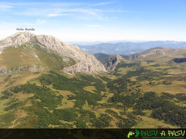 Vista de Peña Rueda, Peña Arpín y los Puertos de Agueria desde la Cigacha