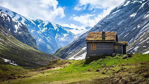 Beautiful Cabin with green fields and mountains 7