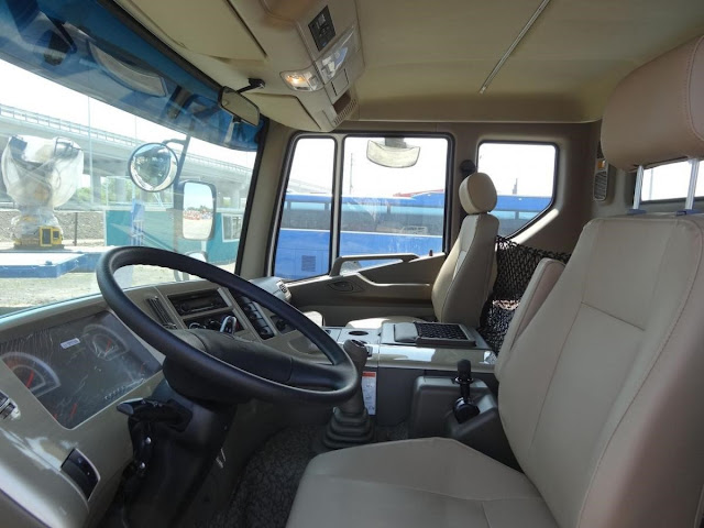 Bên trong cabin đầu kéo Daewoo Novus 440 Ps