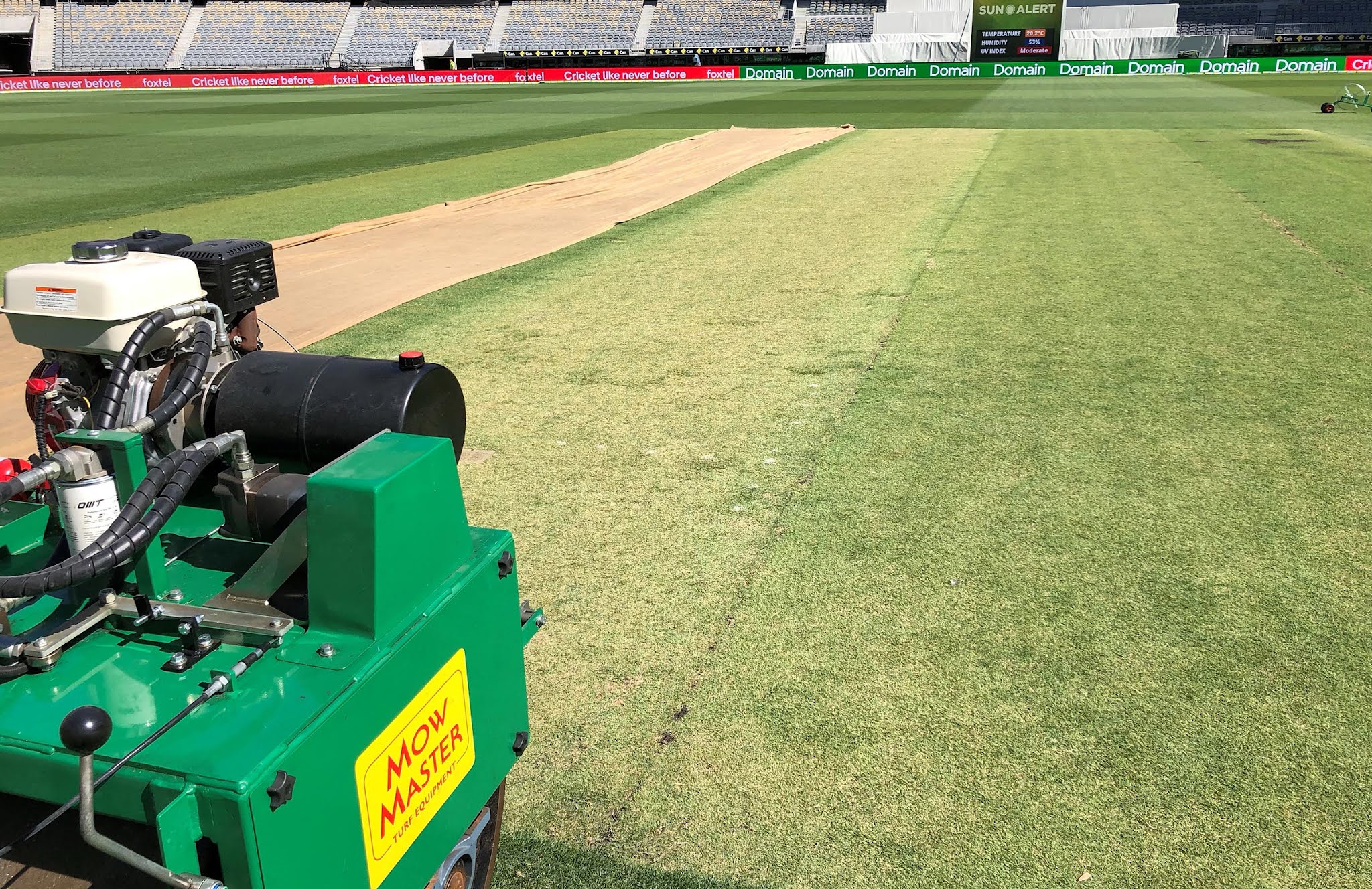 LENGTHS OF CRICKET PITCH IN FEET , METER, YARDS AND FOOTSTEPS TYPES OF CRICKET PITCH