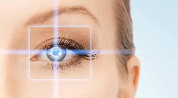 مخاطر عملية تغيير لون العين