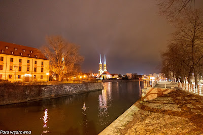 W drodze na Ostrów Tumski, w tle katedra