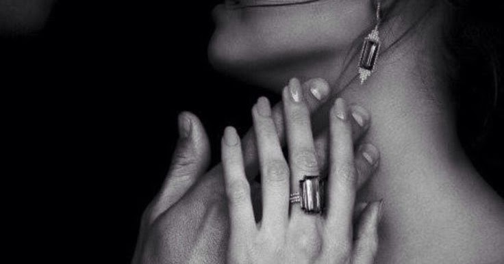 Проводит пальцем по щеке. Пальчиком по щеке. Прикосновение к щеке мужчины. Пальчиками дрожью по щеке песня. Пальчиком по щеке.