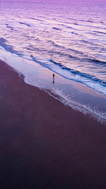 Free wallpaper lonely man walking on the beach