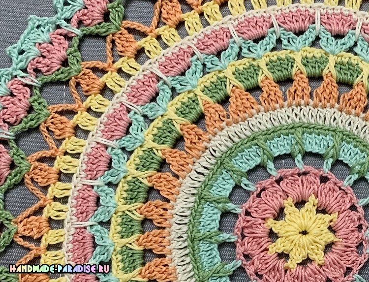 Круглая разноцветная салфетка крючком (3)