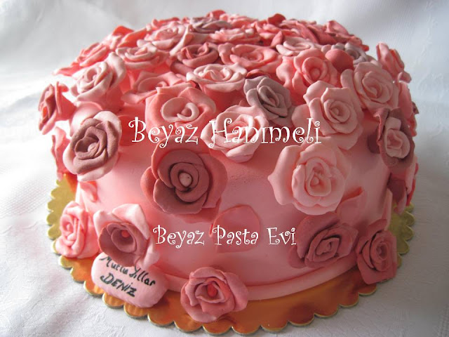 BEYAZ PASTA EVİ Güllü pasta