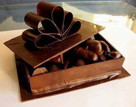 علب وأكواب من الشوكولاته تؤكل!