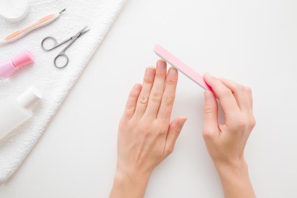 Comment appliquer du gel UV sur les ongles étape par étape à la maison