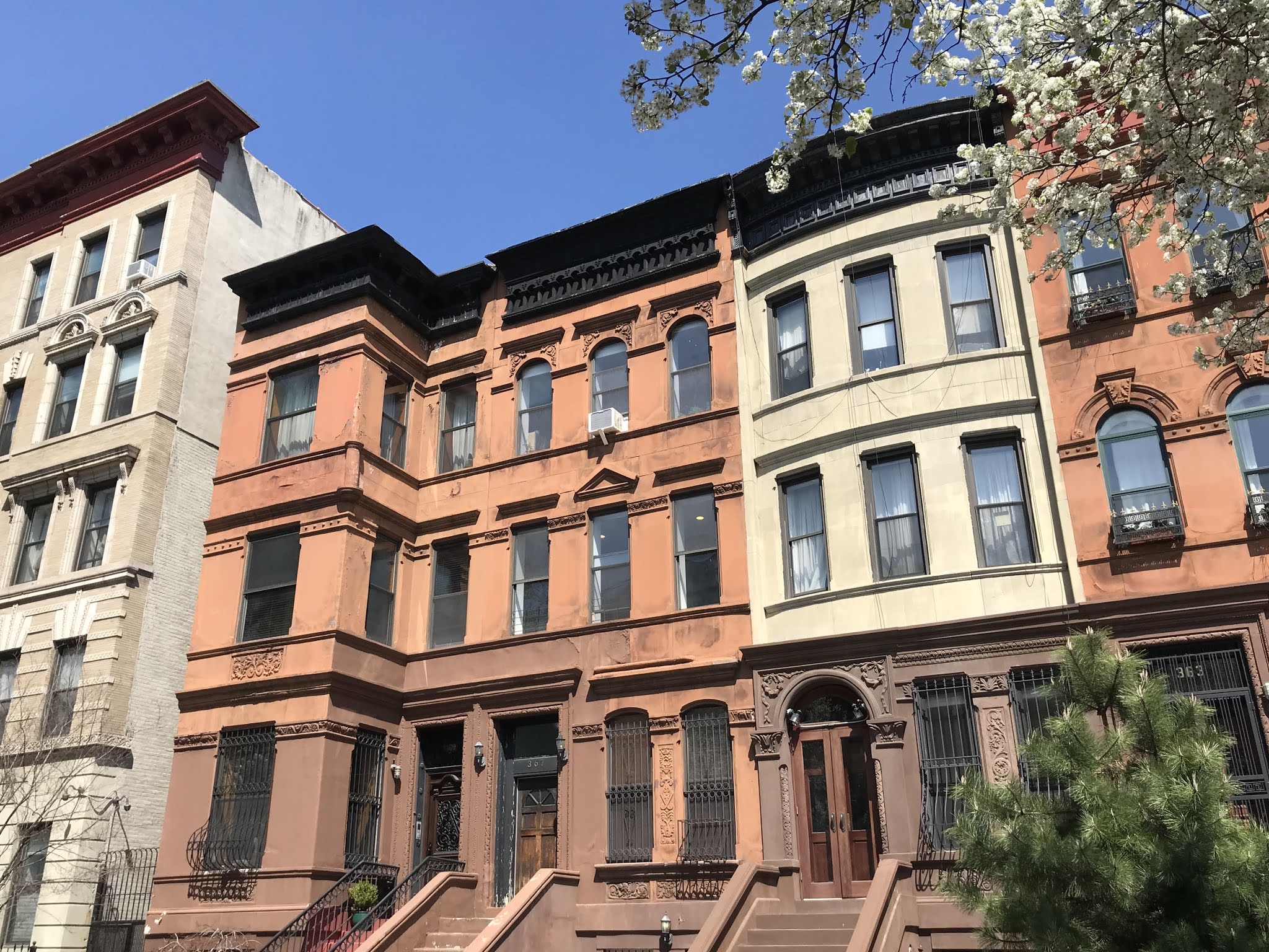 H A R L E M + B E S P O K E RENT WEST 120TH BROWNSTONE GARDEN STUDIO