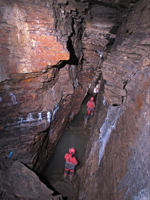 Масивна пещера намерена под Монреал Cavers-discover-chamber-underneath-montreal