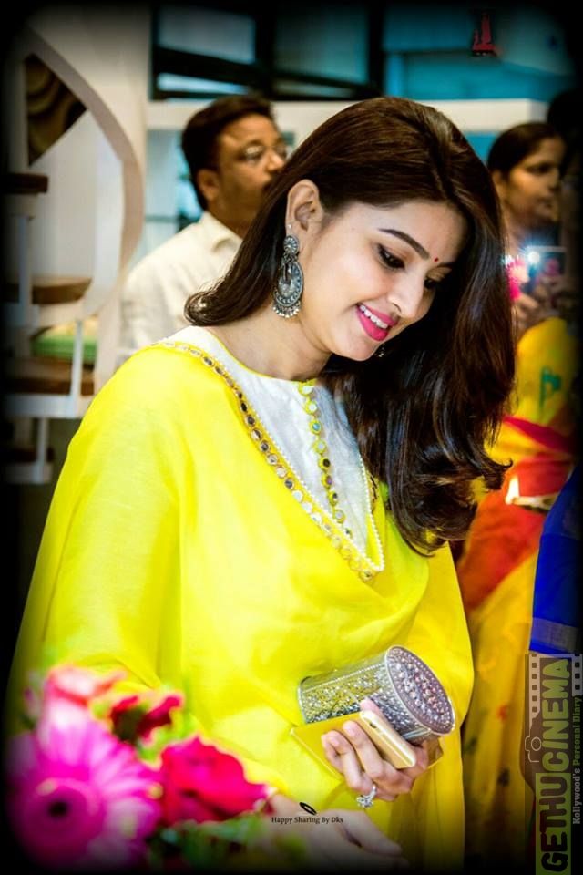 heroines without makeup pics