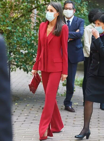 Queen Letizia wore a red suit from Roberto Torretta Fall Winter 2017-2018 collection. She wore red suede pumps from Magrit. Carolina Herrera clutch