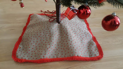 DIY Christmas tree skirt...from a table runner DIY Christmas tree skirt...from a table runner