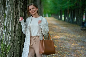 Długi kardigan o grubym splocie w jesiennym outficie | Cardigan in an autumn outfit  - Czytaj więcej »