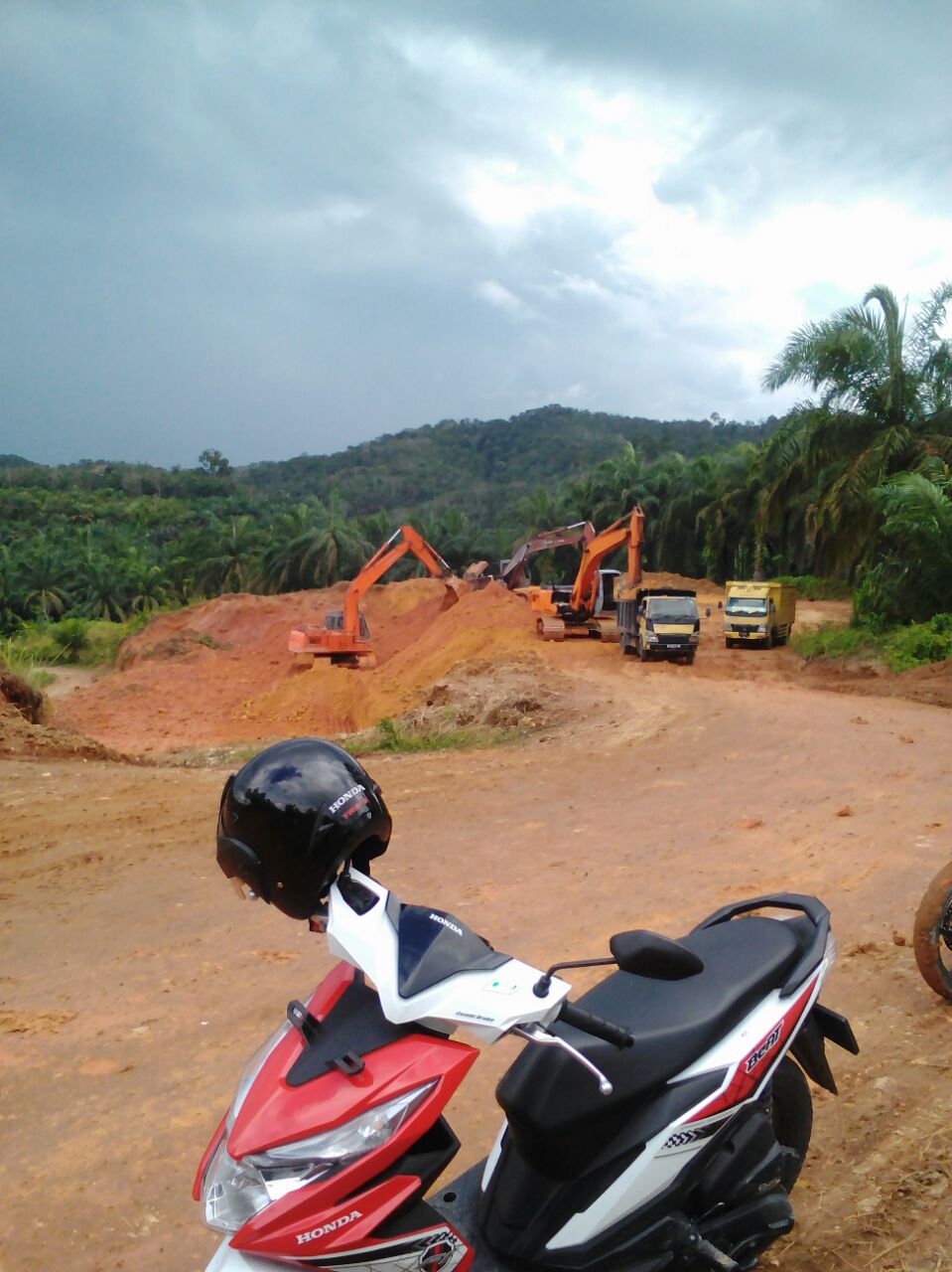 Sejumlah Galian C diduga ilegal menjamur di Labuhanbatu. Sejumlah Galian C diduga ilegal menjamur di Labuhanbatu.
