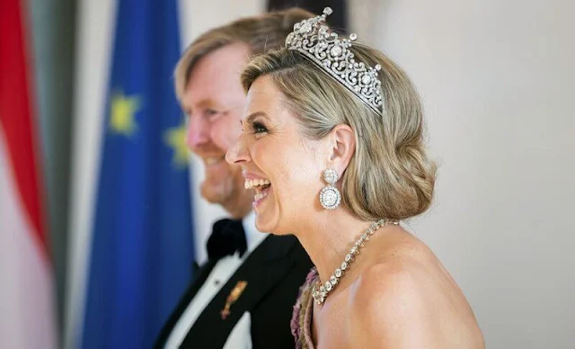 Queen Maxima wore an embroidered gown by Jan Taminiau, and gold leather sandals by Gianvito Rossi. Begum Khan evening bag. Stuart Tiara