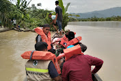 TNI - POLRI Bersinergi, Evakuasi Korban Banjir di Penghujung Kabupaten Aceh Timur