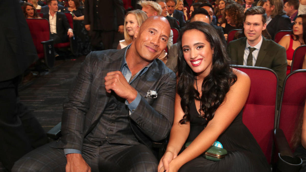 Filha de The Rock assina com a WWE