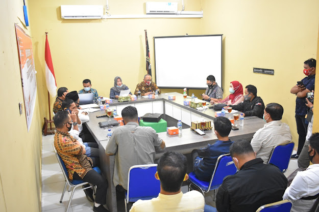 KPU Kabupaten Lingga Gelar Rapat Pleno Penyampaian Hasil Penelitian Administrasi Dokumen KPU Kabupaten Lingga Gelar Rapat Pleno Penyampaian Hasil Penelitian Administrasi Dokumen