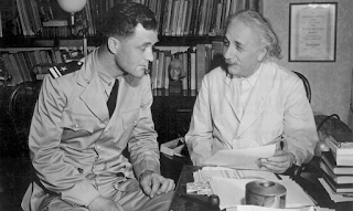 नौसेना अधिकारियों के साथ अल्बर्ट आइंस्टीन बात करते हुए। 
प्रिंसटन, न्यू जर्सी, जुलाई 24,1943 में अपने अध्ययन में। (National Archives)