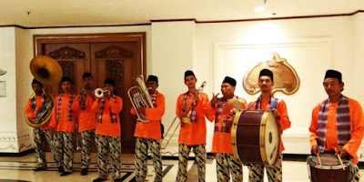 Prabowo Menari saat Disambut Dengan Alunan Musik Tanjidor
