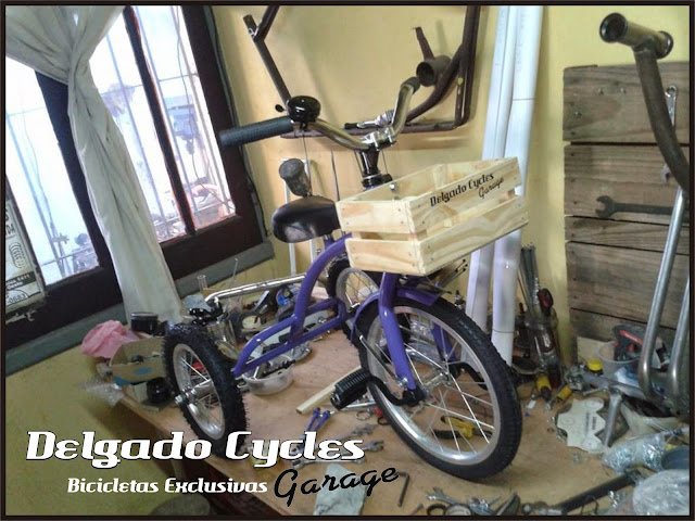 Triciclo Vintage cajoncito madera.