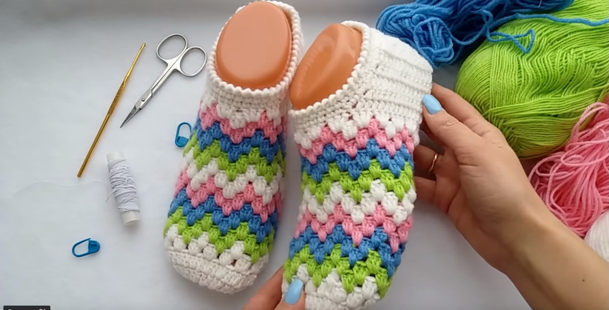 носки тапочки спицами от надежды токаренко. красивые носочки крючком. рукоделие от оксаны носки. носки коломиец. носки крючком.