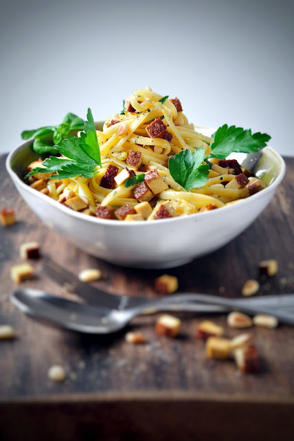 Pasta mit Ingwer-Gewürzbutter und Räuchertofu