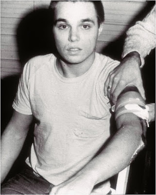 SHOOT, por Chris Burden artistas bizarros, obras de arte macabras, obras de arte bizarras, arte macabra, arte contemporânea, arte escatológica, coisas assustadoras, chris burden, shoot chris burden