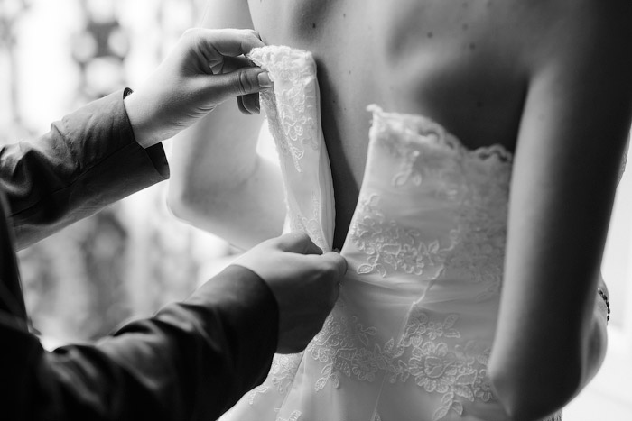 Getting Ready: Ankleiden der Braut im Schloss Biebrich, Wiesbaden | Christina & Eduard Wedding Photography Hochzeitsfotografie Christina & Eduard Wedding Photography Mainz