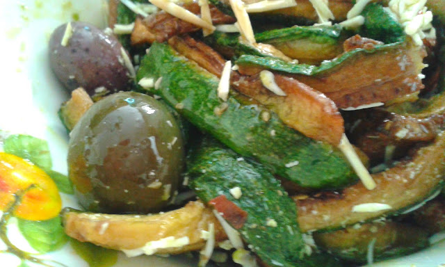 INSALATA di ZUCCHINE  al BALSAMICO con SCAGLIE di RICOTTA SALATA e OLIVE