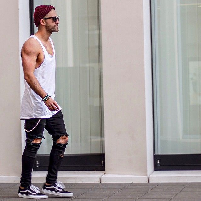 regata com calça jeans feminina