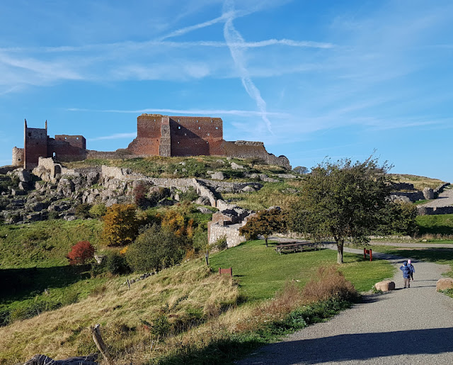 Träumen von Bornholm: 10 Dinge, nach denen wir uns sehnen. ein Sonnenuntergang bei der Burgruine Hammershus steht auf unserer Wunschliste für den nächsten Bornholm-Urlaub.