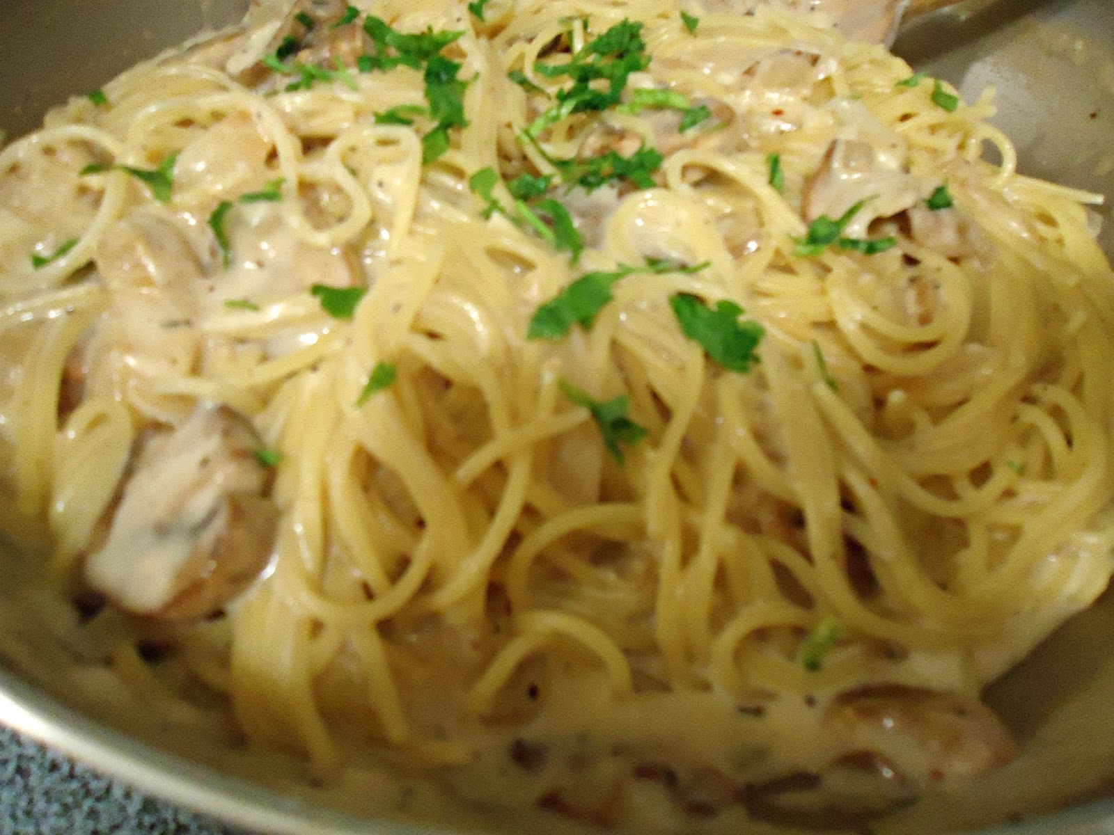 Simple Mushroom Cream Sauce & Pasta